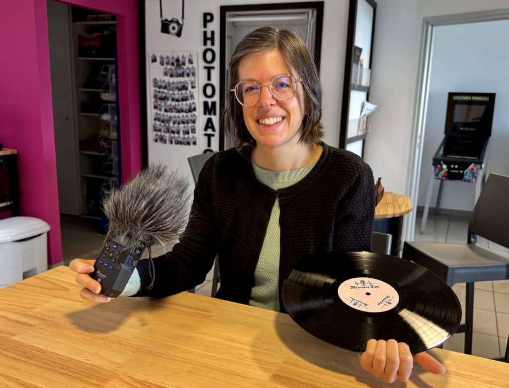 Laura Heulard présente un enregistreur audio et un vinyle Mémoire Vive, illustrant la création de souvenirs sonores à réécouter.