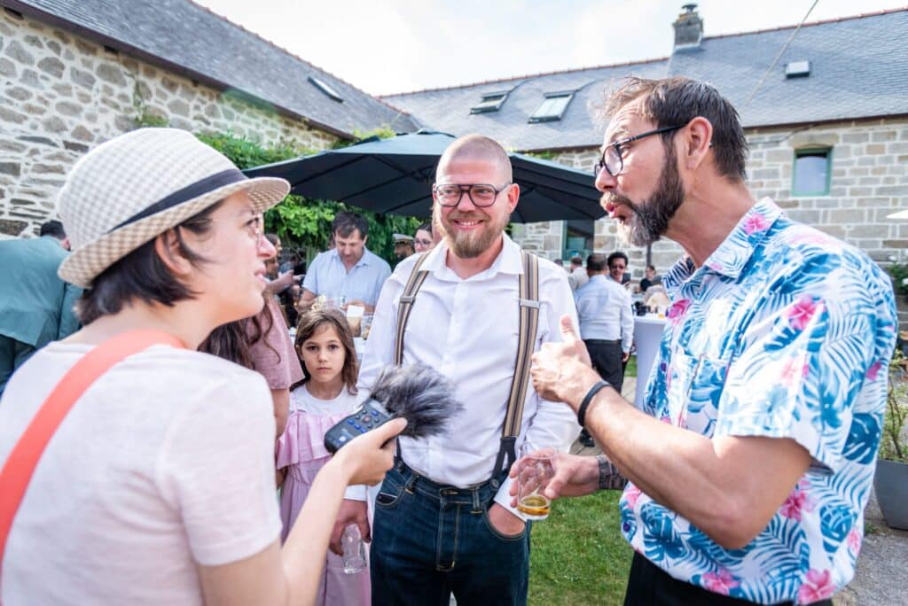 Laura de Mémoire Vive interviewe des invités lors d’un mariage en Bretagne pour réaliser un reportage sonore.